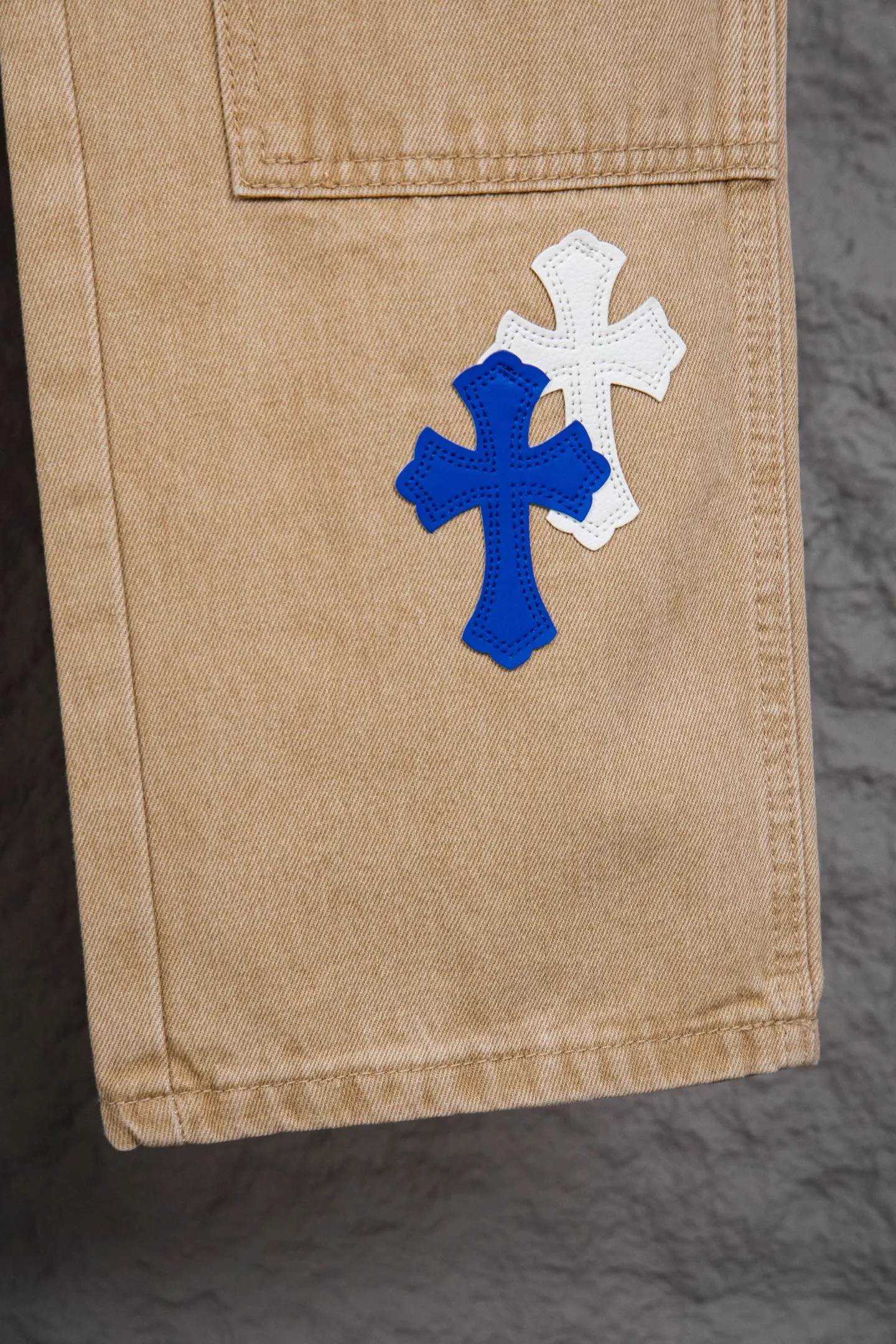 P290 top version CH Chromehearts limited edition blue and white cross patch leather work jeans denim logging pants, cabinet price 34W level, patch cross pattern embellishment, washed jeans! ! An absolutely high-end luxury product, a 1.9W-level god-level single product, a super popular product, made by top heavy industry, a magic weapon that cannot be missed! [About Zangyin] This is an extremely luxurious fashion brand that can also be called the aristocracy of the high street. It has always been an exclusive brand for some hipsters or rich second generations. Compared with ordinary high streets, it is more luxurious and noble. Compared with luxury brands, it is more fashionable and individual. It has always been a brand that I have a special liking for. [Top heavy industry fashion design] Consistently high-street luxury style. Speaking of this style, the Zangyin family and GU family are definitely the leading representative brands. Especially the Zangyin family has really achieved a state-of-the-art effect in creating high-street style. The unique washed material is used to create this style. The color system is already quite eye-catching. After it is decorated with patchwork cross flowers, it cleverly highlights the charm of the brand. Secondly, this style uses classic The high-waist cutting design highlights the long legs and fashionable temperament of the upper body. The brand is highly recognizable and the slim fit configuration is more suitable for daily wear. It is a product that interprets personality, fashion, and specifications at a glance. This single product is enough to make any fan excited. It can be a white T-shirt for a youthful college style, or a tight suspender for a royal style. It has strong matching ability and can be easily controlled by men.  [Materials and craftsmanship] Needless to say, this point goes without saying. As an excellent craftsman brand, Zangyin’s requirements for details and craftsmanship are really perfect. The washed color of this model has gone through so many processes, not to mention the embellishment of denim appliques. It is also purely hand-made and sewn. Just like what they believe in, only hand-made things have soul and have the meaning of wear. A top-notch heavy-duty fashionable denim item, I look forward to your perfect interpretation! !  Color: Khaki Size: 30-36
